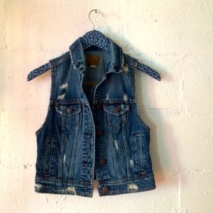 AE Dark Washed Denim Vest Xs